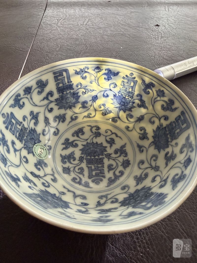 明弘治 青花外穿花龙内缠枝托梵纹碗 - 图21